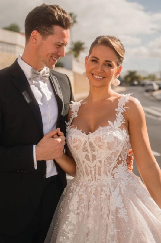 Beautiful Sleeveless Tulle Aline Wedding Dress Short with Lace Appliques