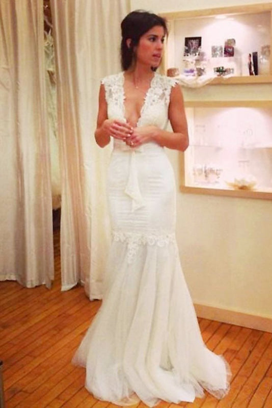 Chic Applique Tulle V-neck Sleeveless Mermaid Wedding Dress