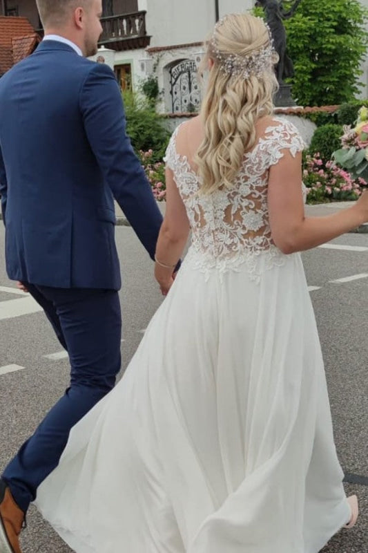 Elegant Sleeveless Chiffon A-line Wedding Dress with Lace Appliques