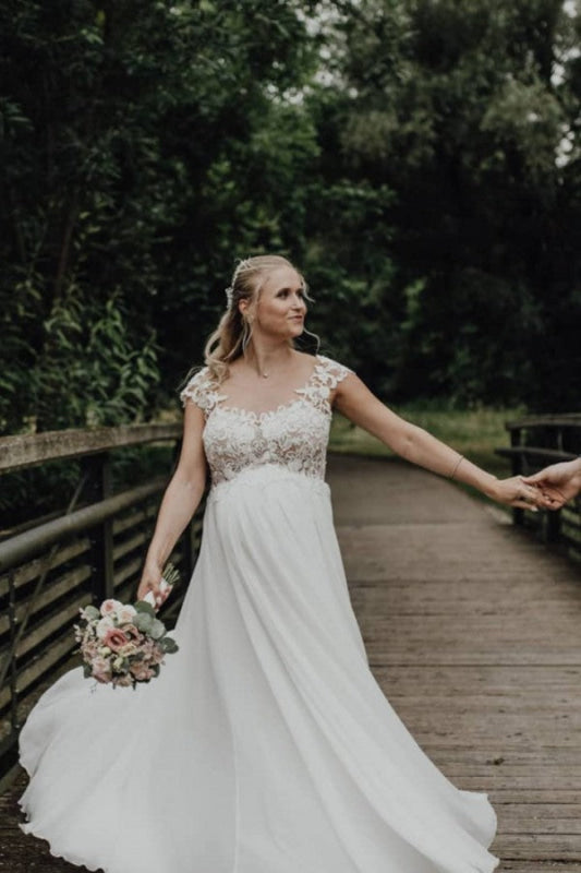 Elegant Sleeveless Chiffon A-line Wedding Dress with Lace Appliques