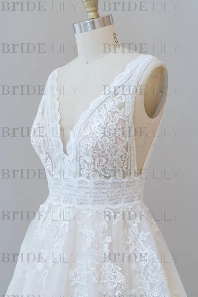 Elegant V-neck Appliques Tulle A-line Wedding Dress Sleeveless