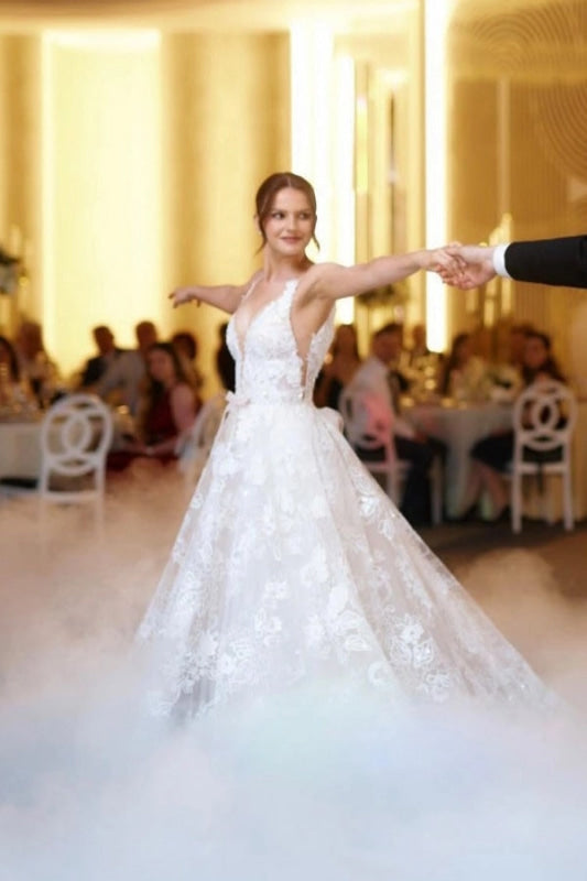 Gorgeous Sleeveless Lace Aline Wedding Dress V-Neck Tulle Bridal Dress